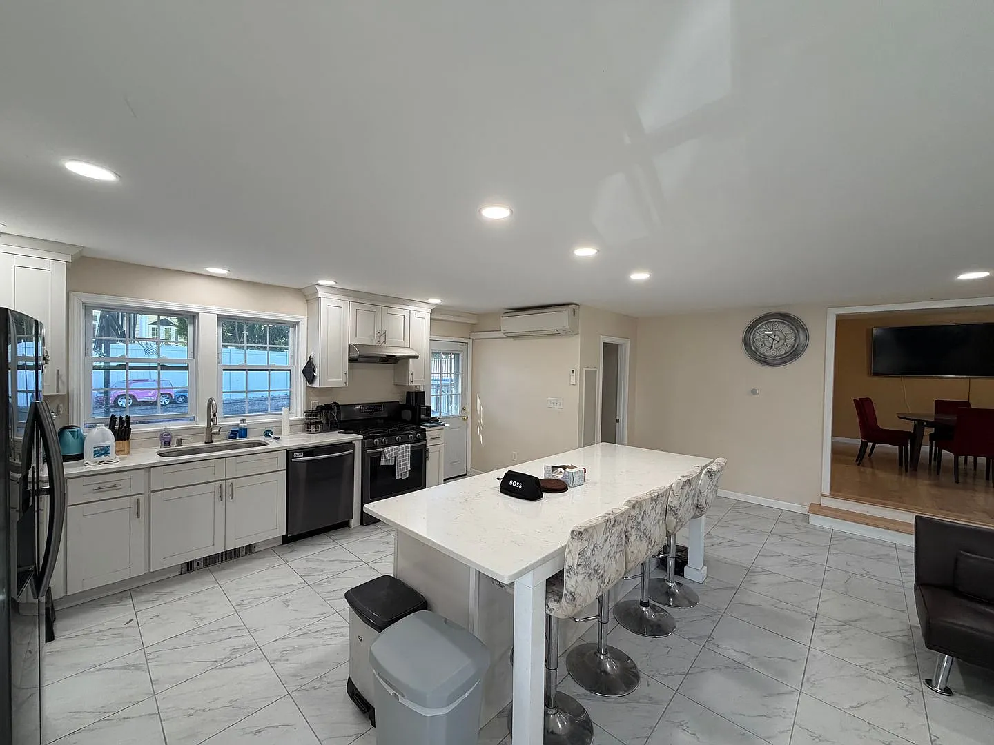 Large Haverhill Single Family Home With Pool and Hot Tub- Avail Now — Photo 2