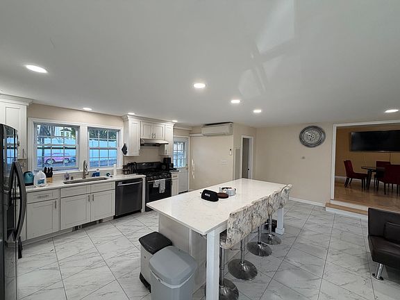 2nd image of 160 Broadway