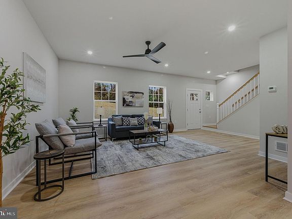 3rd image of 6 Sheldon Dr