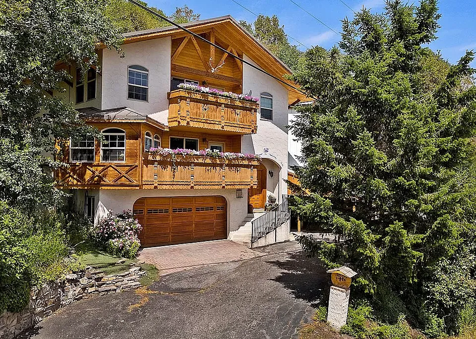 2607 N Viking Dr