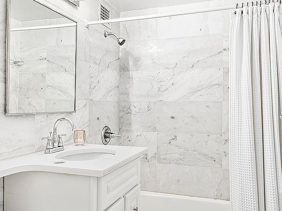 5th image of 200 E 58th St APT 6G