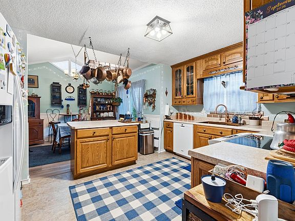5th image of 414 Killarney Dr.