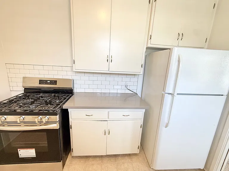 Beautiful Park Estates Apartment for Rent — Photo 6