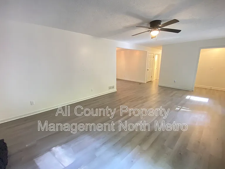 410 Riverlake Ct — Photo 8