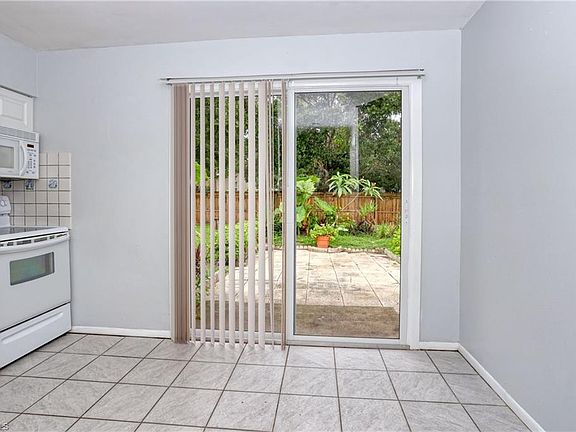 4th image of 254 San Bernardino St