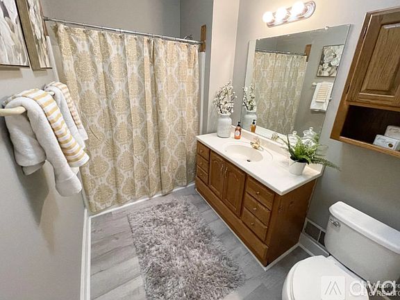5th image of 1002 Washtenaw Ave #4
