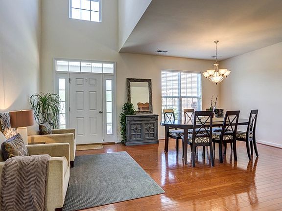 2-story foyer & dining room