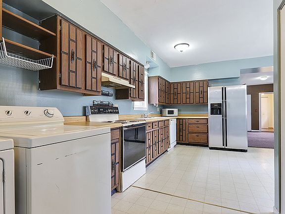Kitchen in main level w/laundry