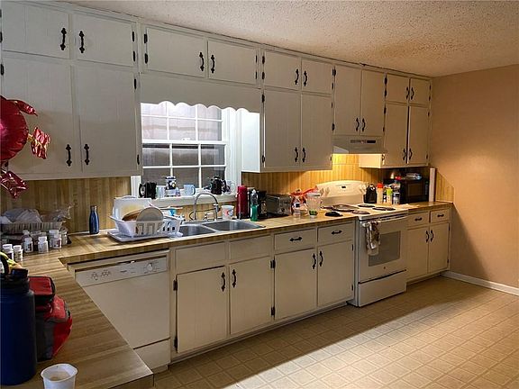 4th image of 3319 Montgomery Dr