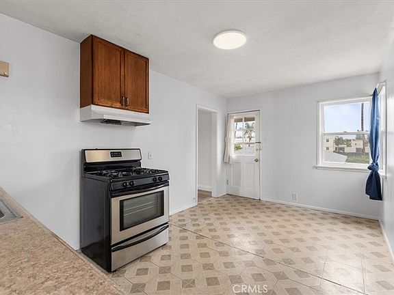 5th image of 924 S Broadway