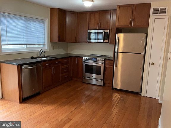 2nd image of 16 Hyacinth Ct #8