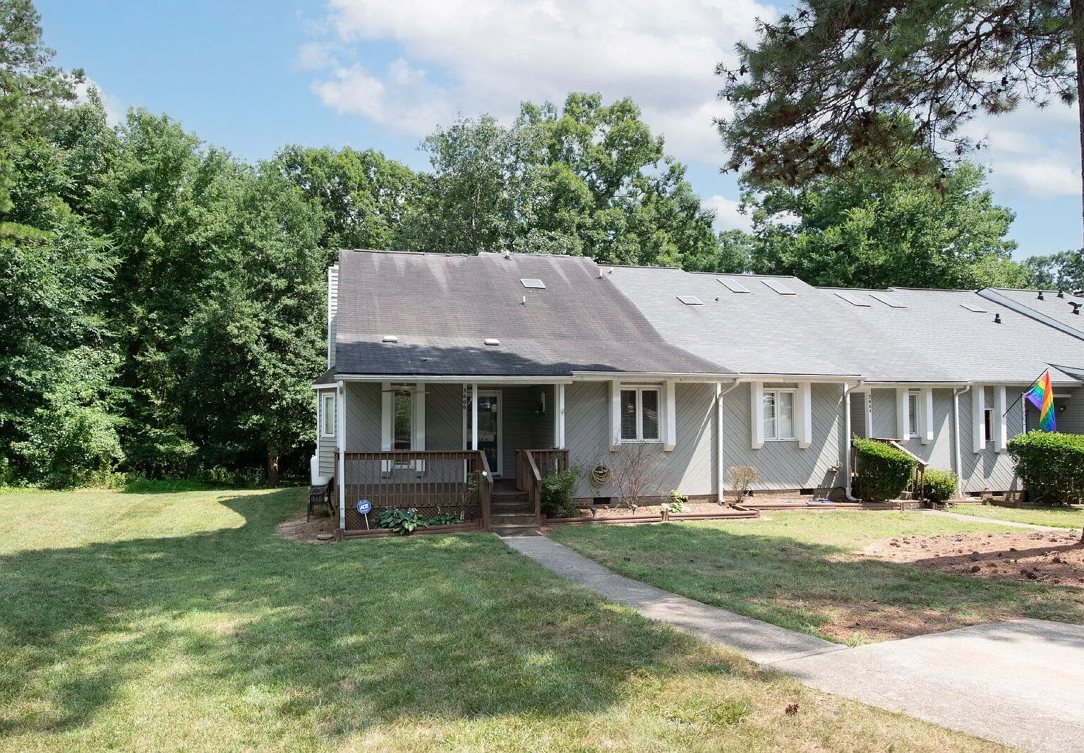 3 bed, 2.0 bath, 1887 sqft, $1,800 — Photo 2