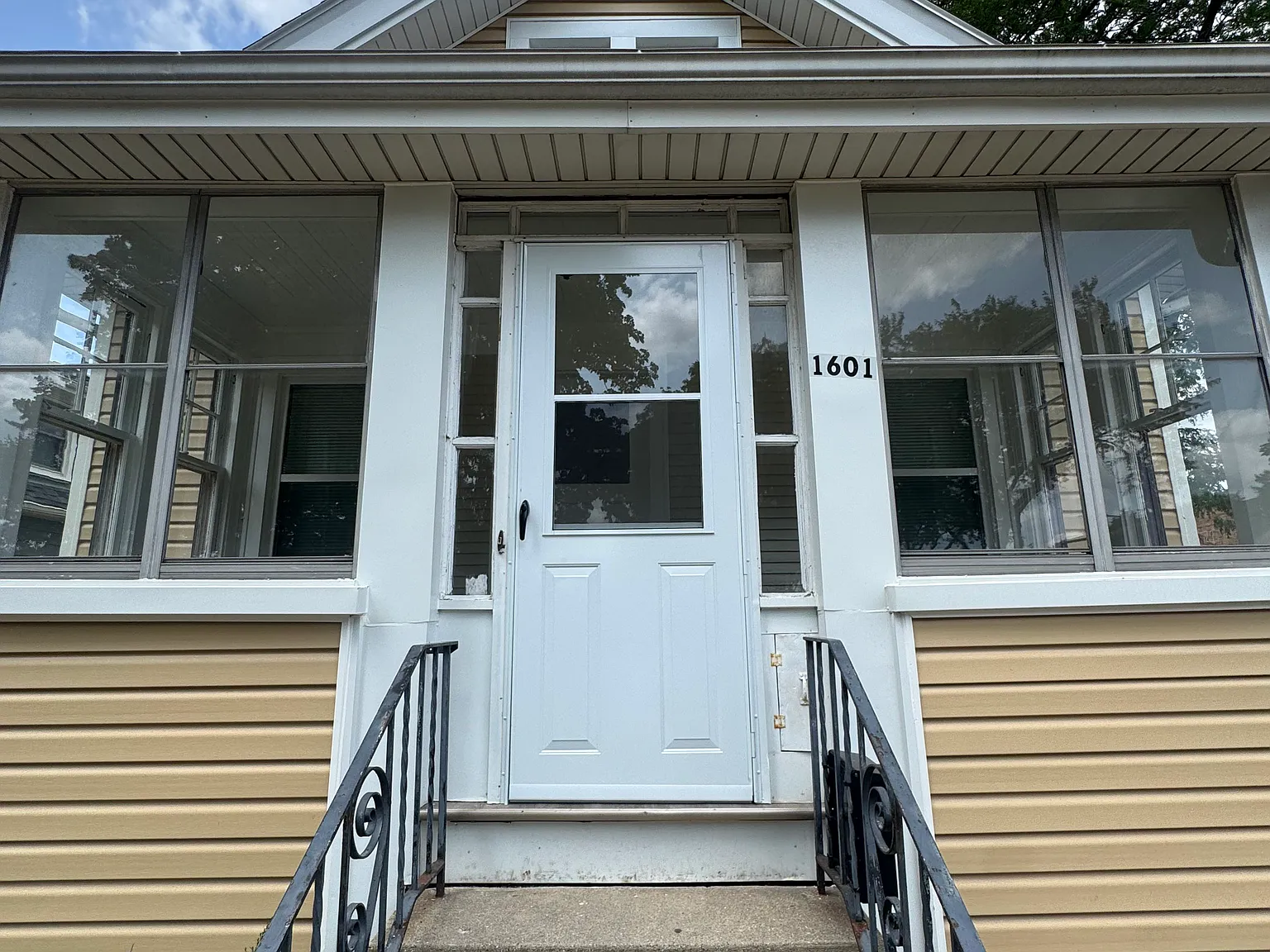 3 bed, 990 sqft, $2,100 — Photo 2