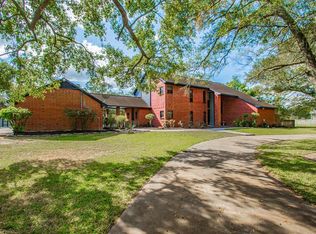 402 Oak Forrest Dr, Angleton, TX 77515