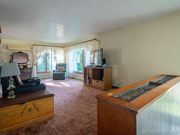 5th image of 9546 Benham St NE
