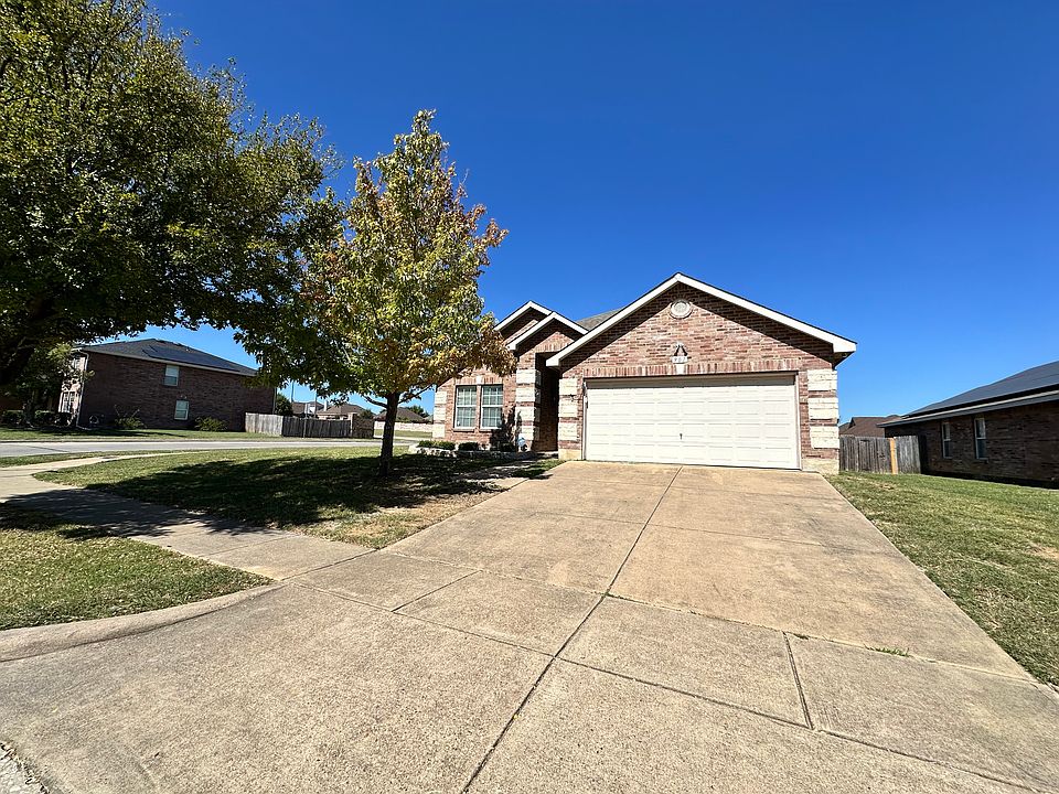1st image of 901 Moss Glen Trl