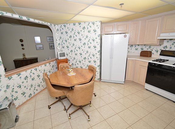 5th image of 480 E Montrose Ave APT 210
