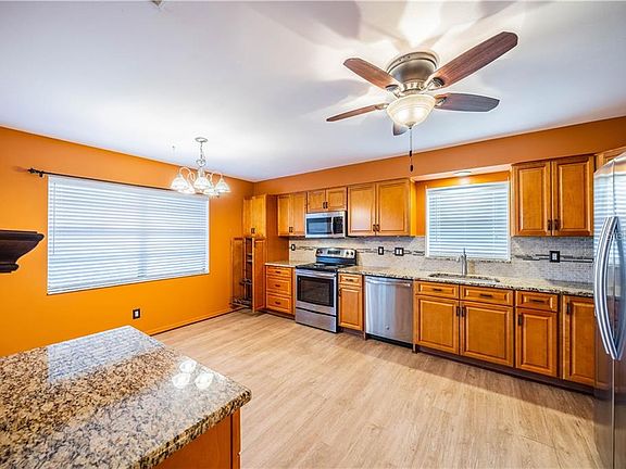 4th image of 1611 Weatherford Dr