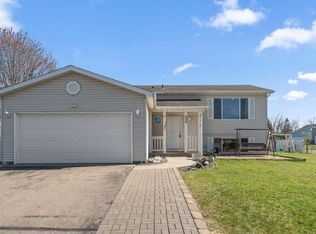 496 Braeburn Dr, Shakopee, MN 55379