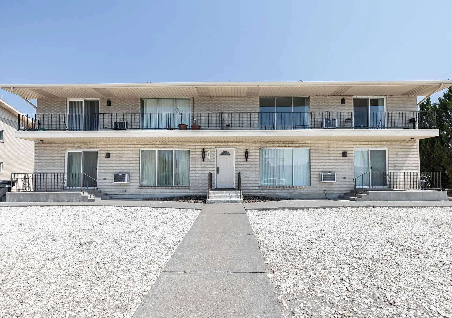 H716UG — Photo 1
