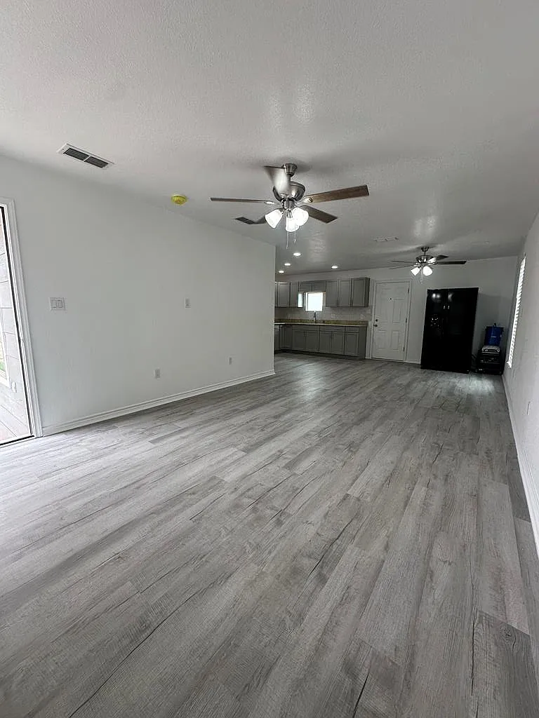 3 bed, 2.0 bath, 1330 sqft, $2,000 — Photo 3