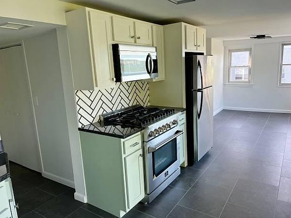5th image of 390 Warburton Ave