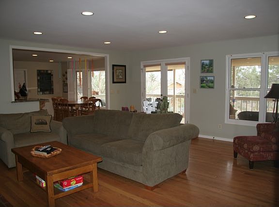 Family Room (17' x 18')