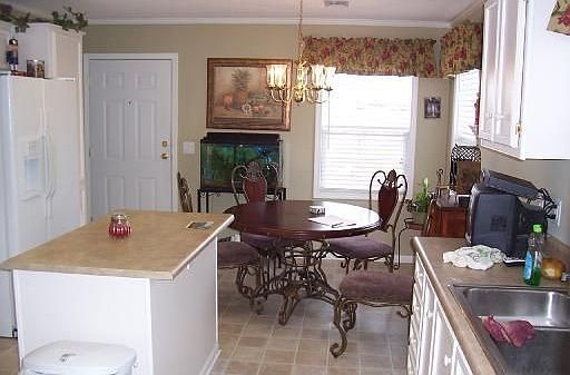 KITCHEN.DINING ROOM