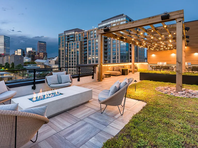 Experience Denver from a new perspective on the Modera Golden Triangle rooftop deck. Soak in sweeping city views while you cozy up by the fire pit or grill up a feast in our stylish outdoor kitchen.