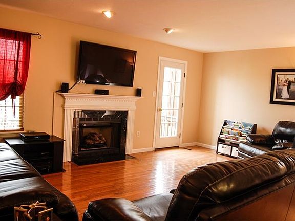 5th image of 311 Fairfax Ct