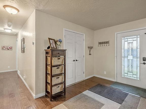 2nd image of 1553 E Huckleberry Cir