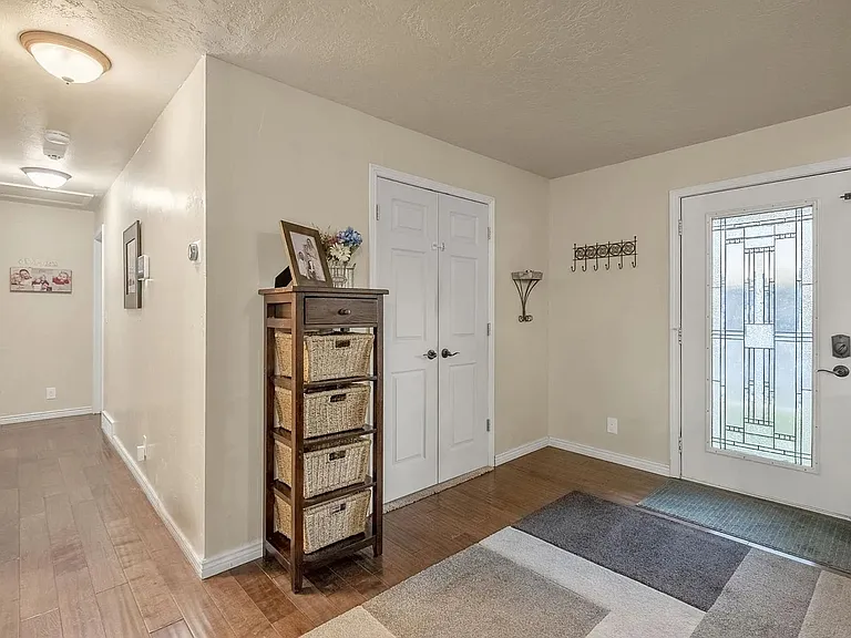 1553 E Huckleberry Cir — Photo 2