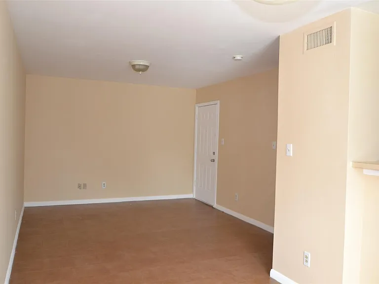 304 Dell Ct #6 — Photo 8