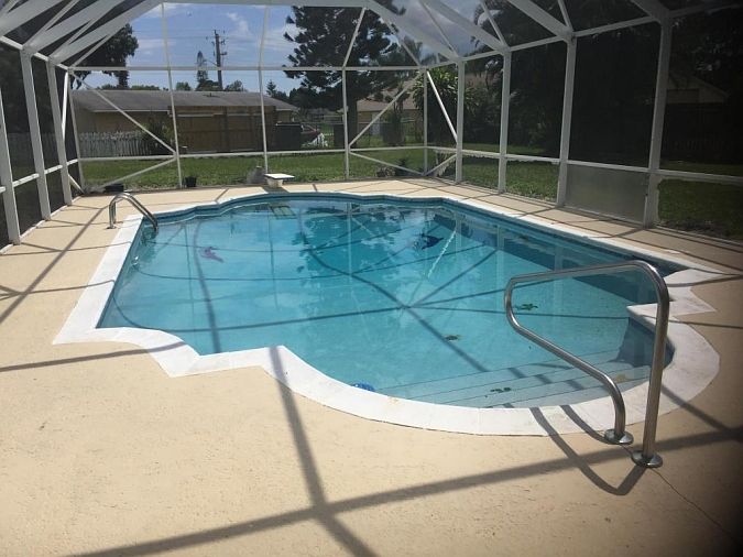 1st image of 320 NE Camelot Dr