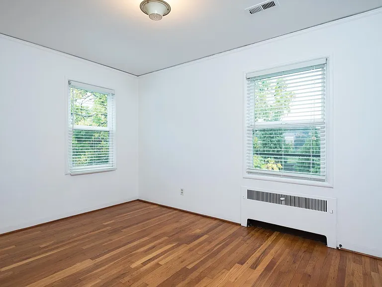 2211 NE Pacific St — Photo 20