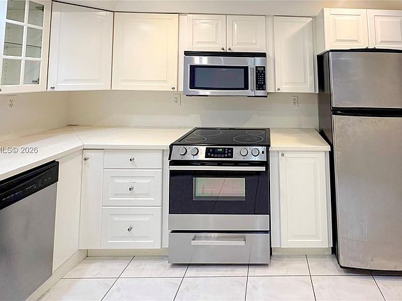 2nd image of 800 Parkview Dr APT 323