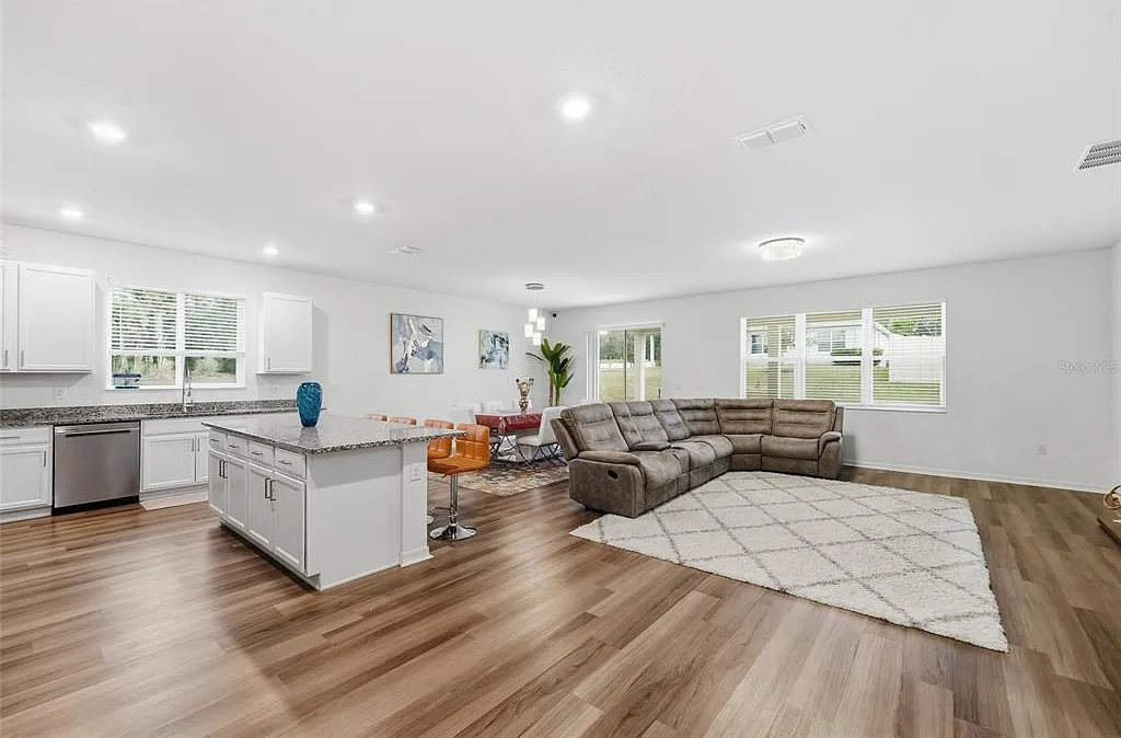 4 bed, 2.0 bath, 2334 sqft, $3,700 — Photo 3