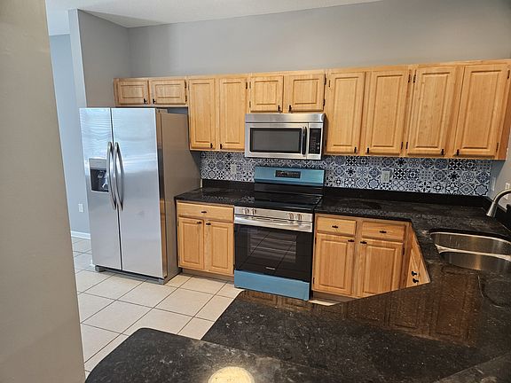 Big Kitchen, granite counters, new appliances