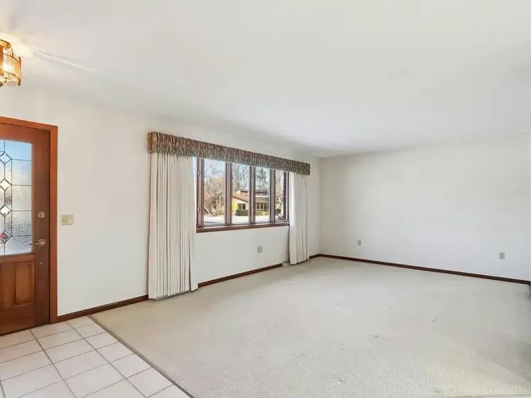 Valence has been removed. Just curtains remain.