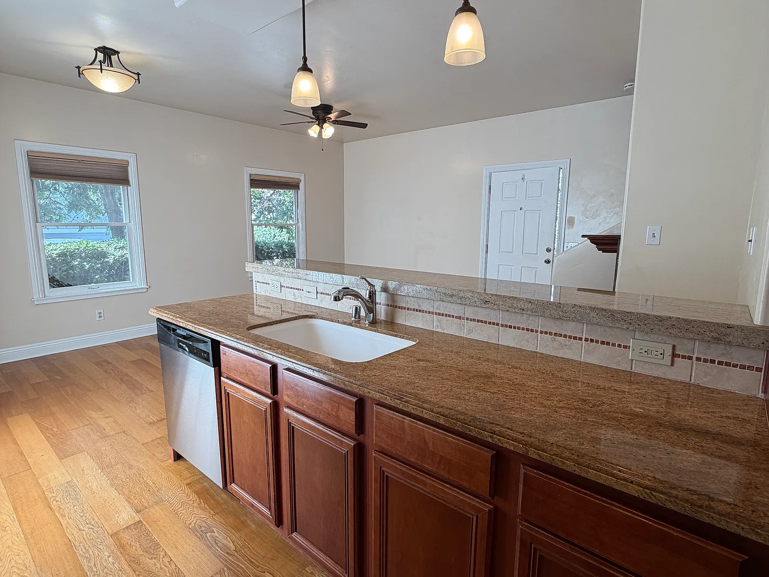 2 bed, 1280 sqft, $4,100 — Photo 4