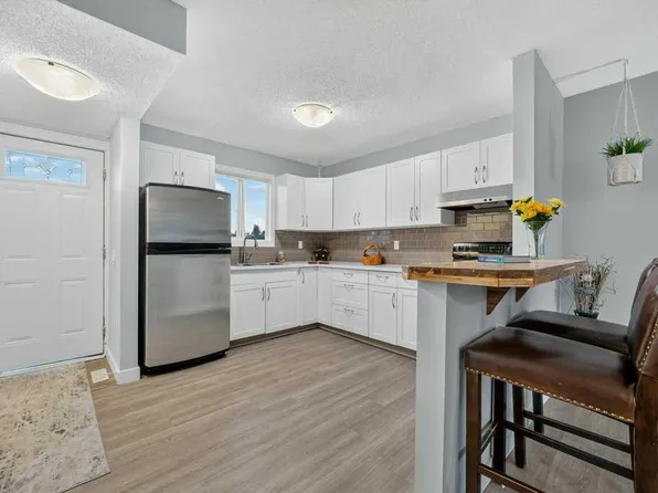 3046 SW 32a Ave SE, Calgary, AB T2B 0J3