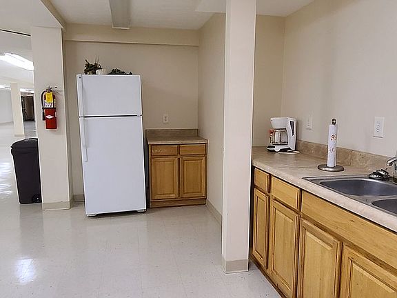 3rd image of 123 W Broadway Ave