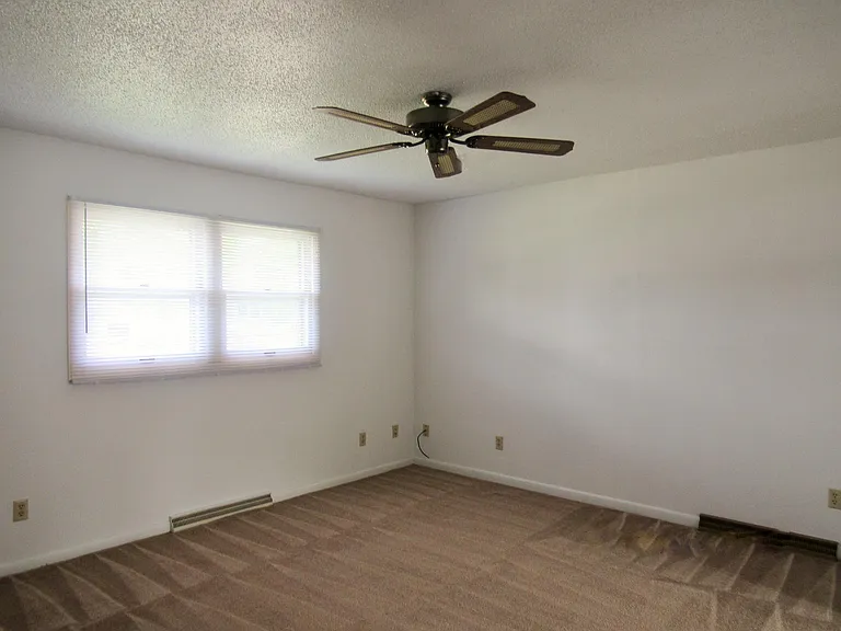 1041 Rainbow Blvd — Photo 4