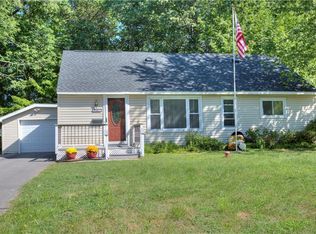 14 Pine Ridge Cir, Syracuse, NY 13212