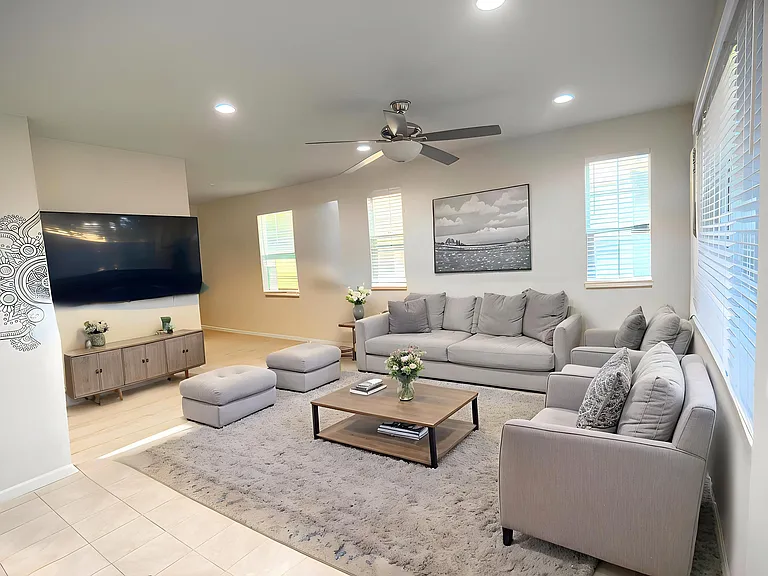 1547 S Oliveira Dr — Photo 2