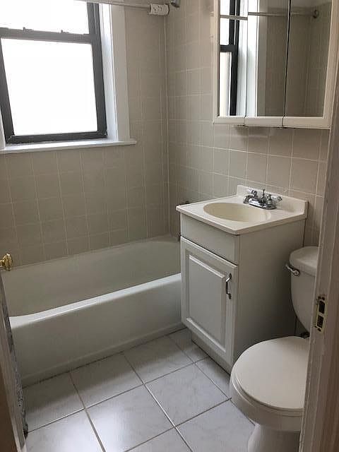 2nd image of 3923 N Pine Grove Ave APT 1N