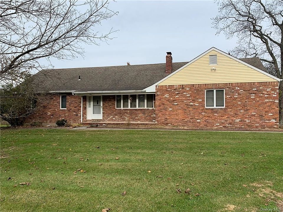 1st image of 4 Hickory Hill Dr