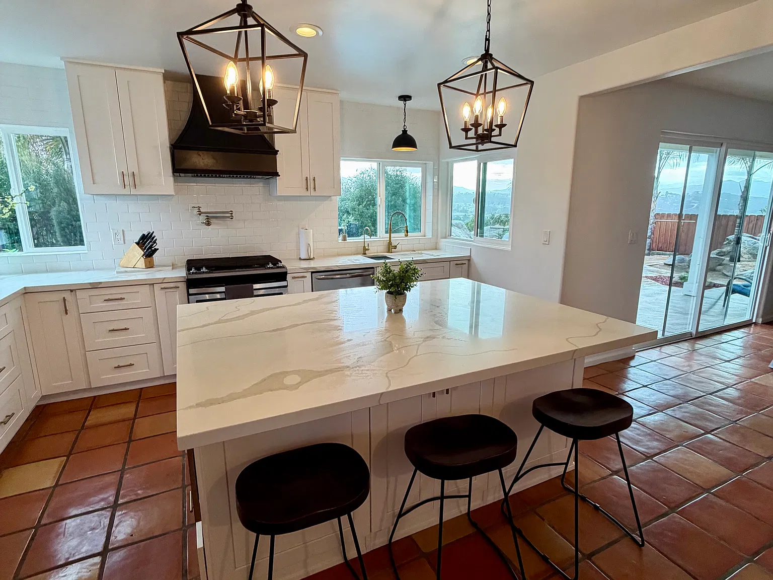 1420 Sundale Rd — Photo 3