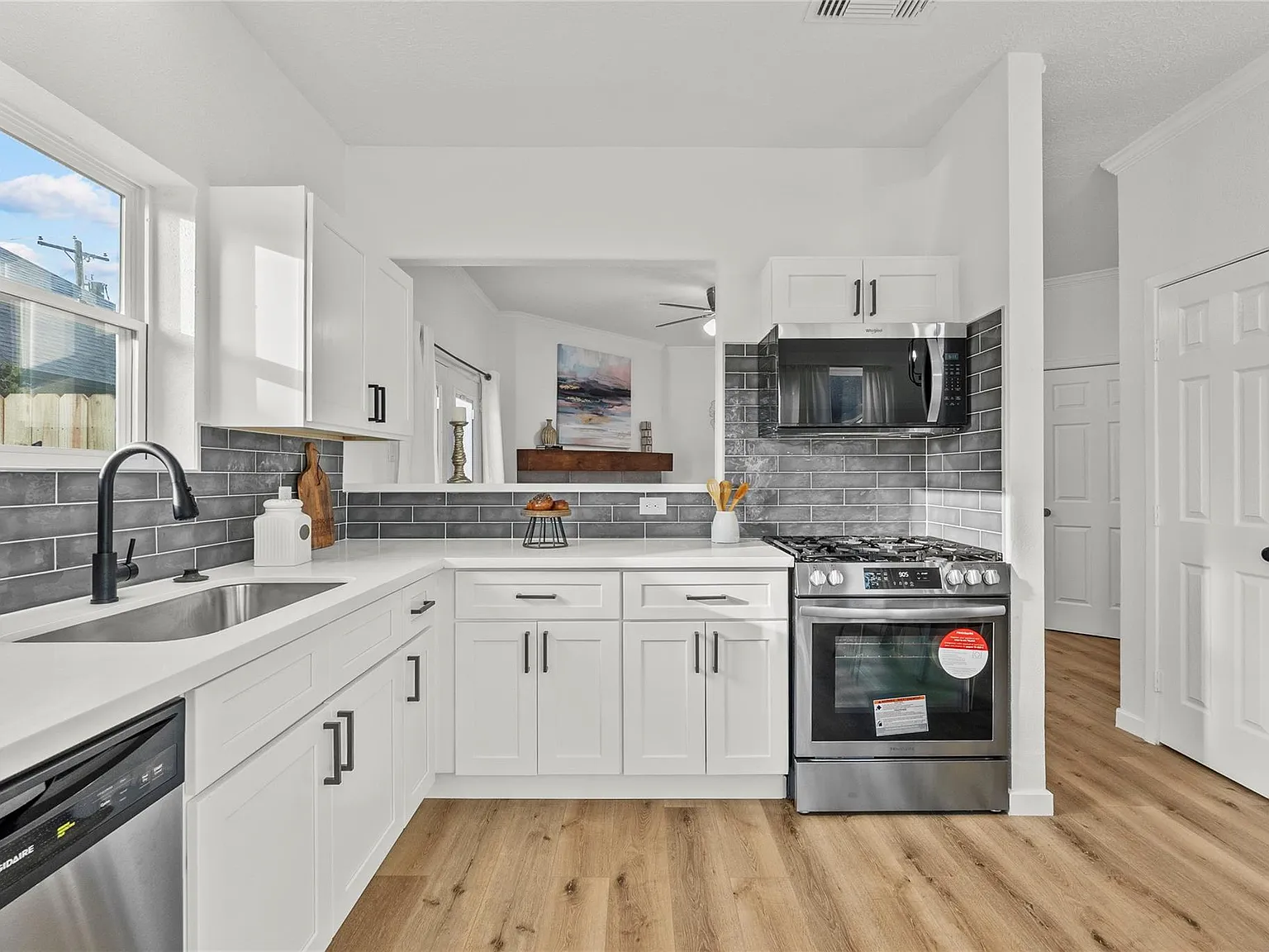 3 bed, 2.0 bath, 1332 sqft, $2,500 — Photo 4