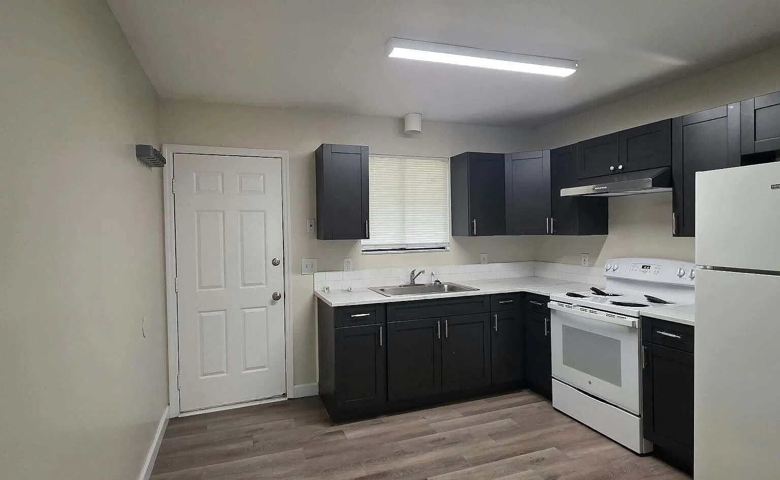2 bed, 1.0 bath, 2916 sqft, $1,100 — Photo 4